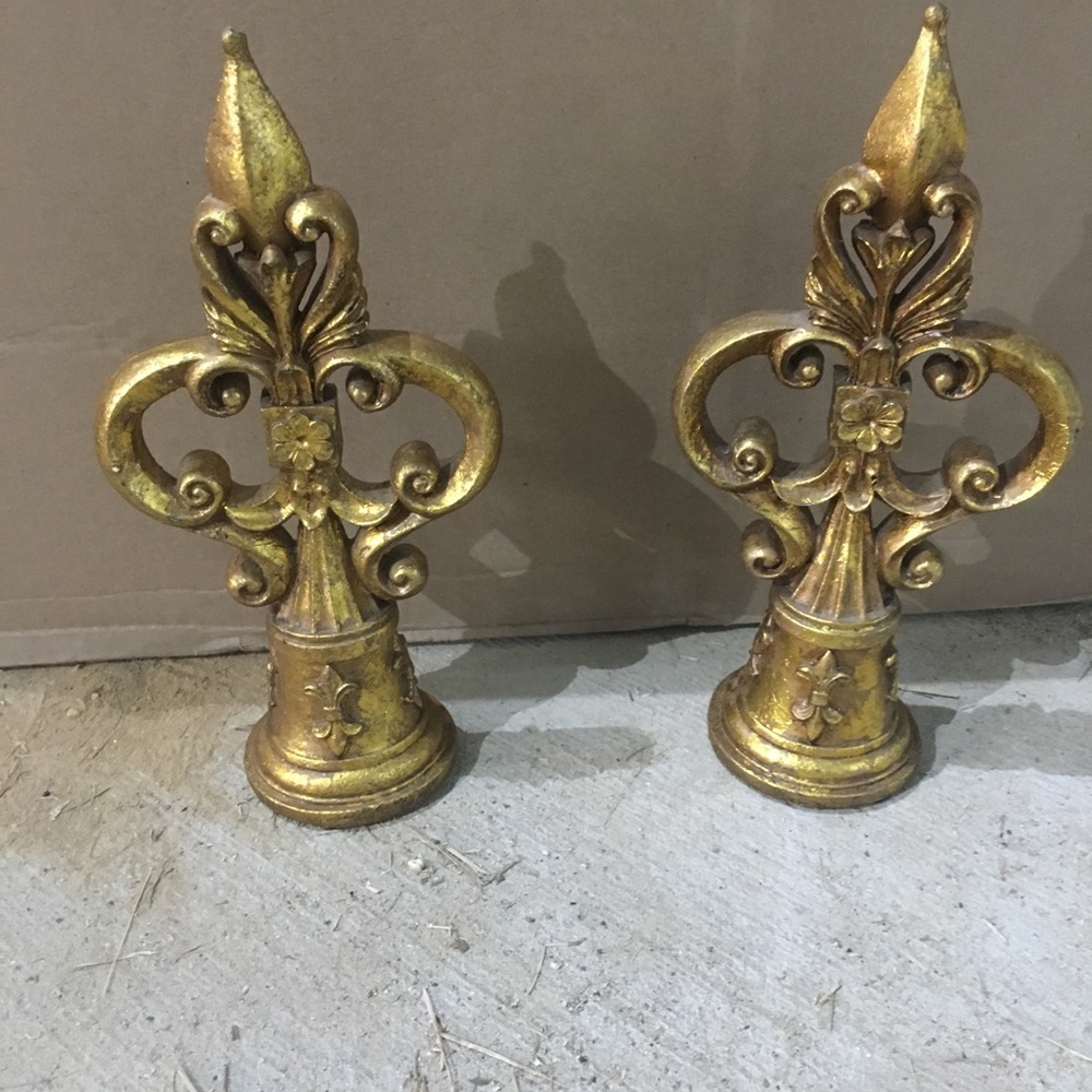 2 fleur-de-lis statuette